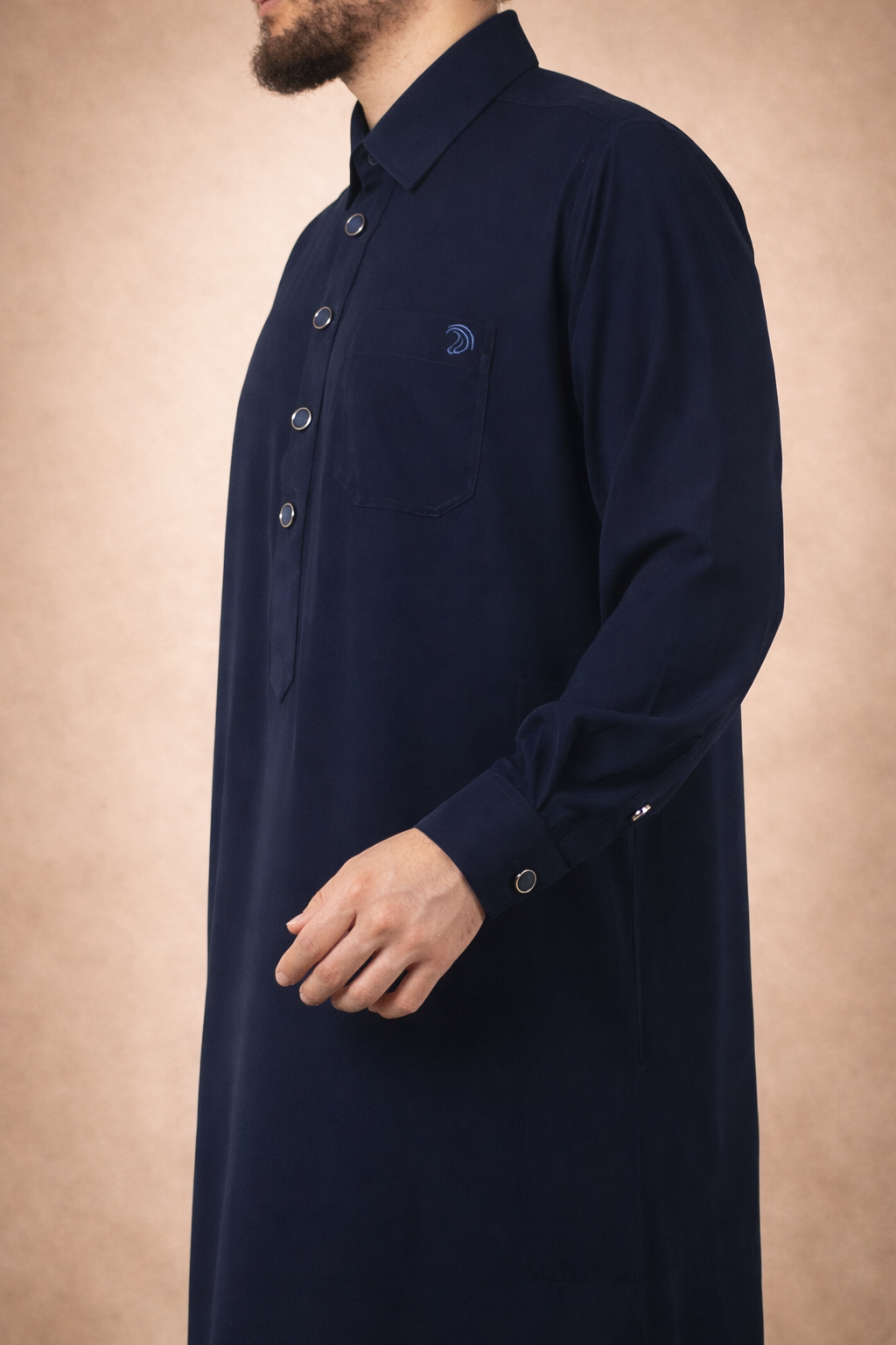 Donkerblauwe heren qamis met overhemdkraag uit de Adab-collectie