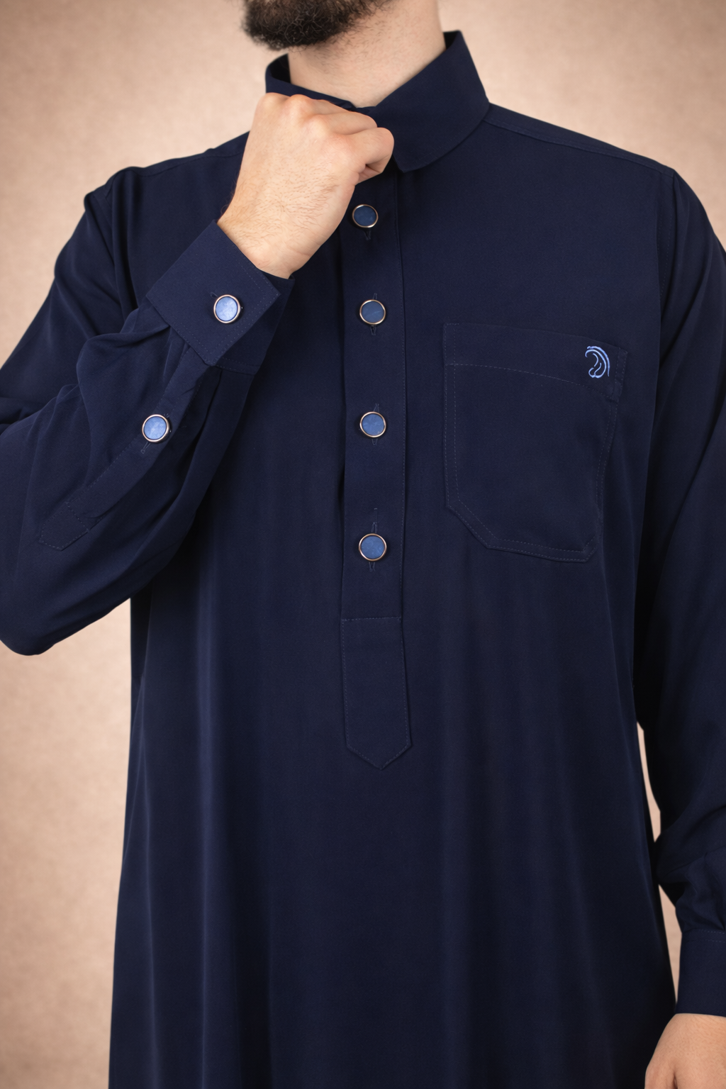 Donkerblauwe heren qamis met overhemdkraag uit de Adab-collectie