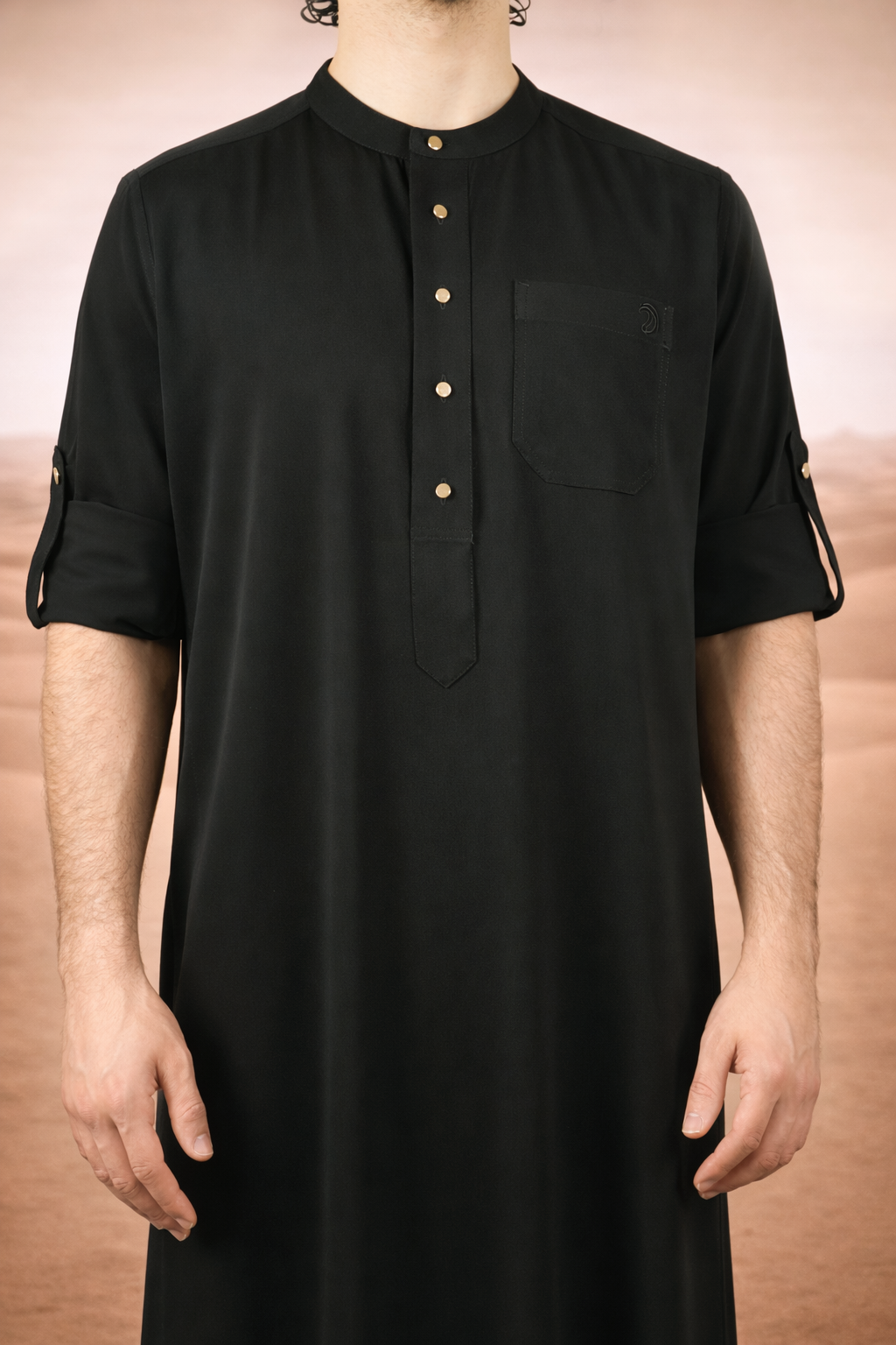 Zwarte heren qamis met minimalistisch ontwerp uit de Lateef-collectie