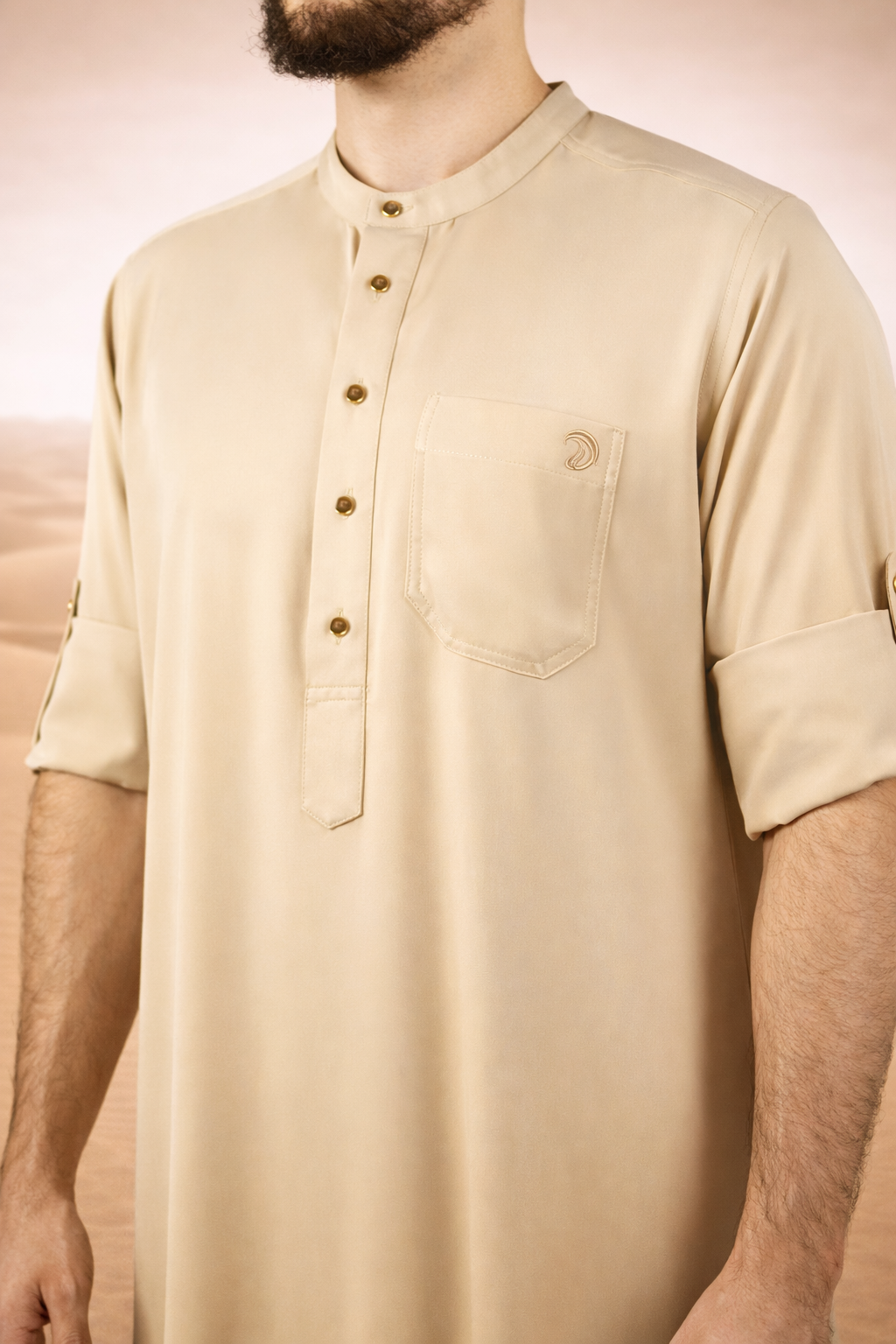 Beige heren qamis met minimalistisch ontwerp uit de Lateef-collectie