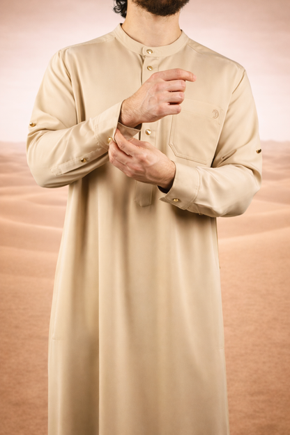 Beige heren qamis met minimalistisch ontwerp uit de Lateef-collectie