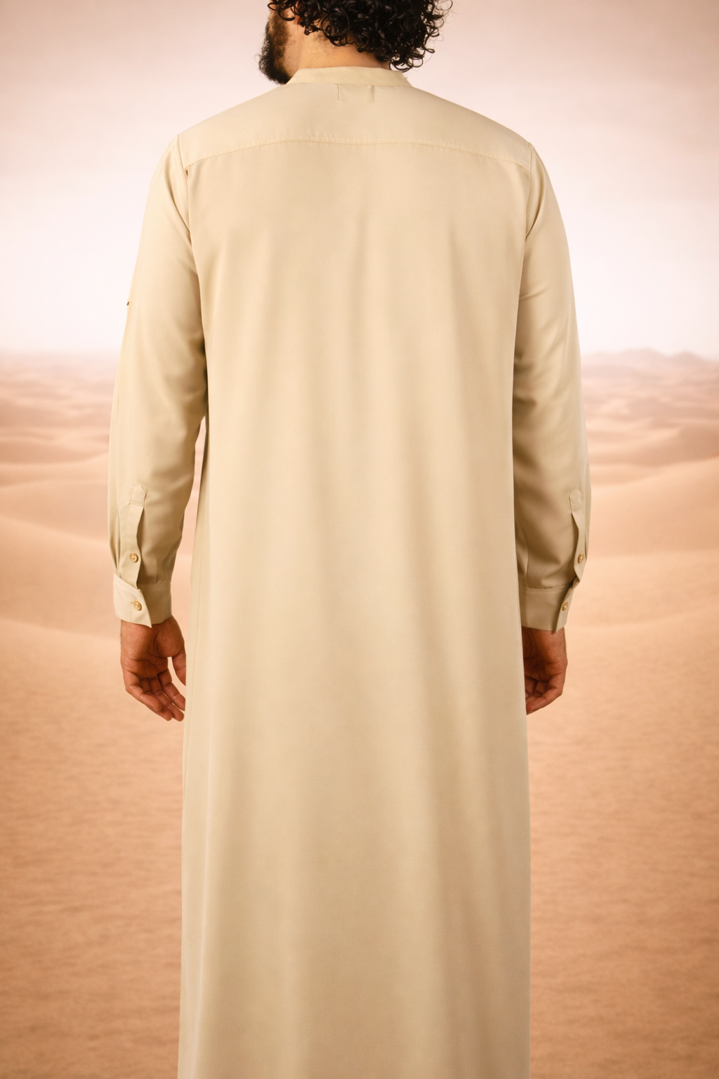 Beige heren qamis met minimalistisch ontwerp uit de Lateef-collectie