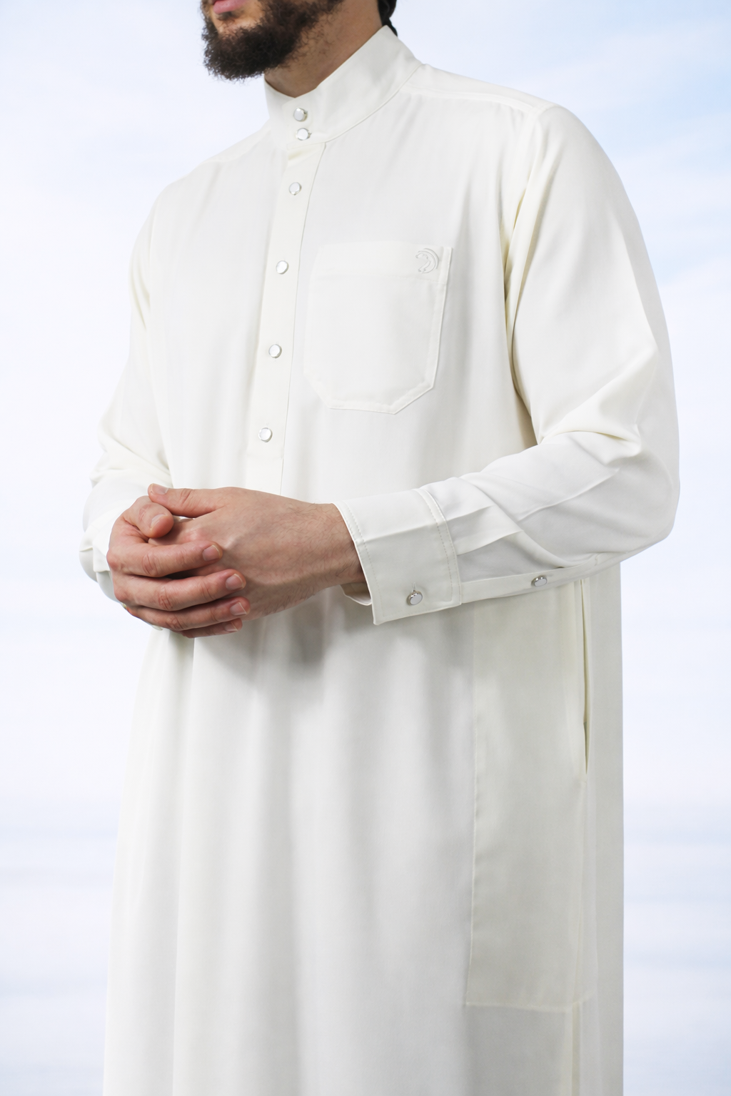 Witte heren qamis uit de Musallah Troves-collectie