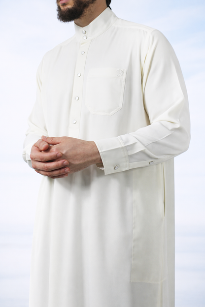 Witte heren qamis uit de Musallah Troves-collectie