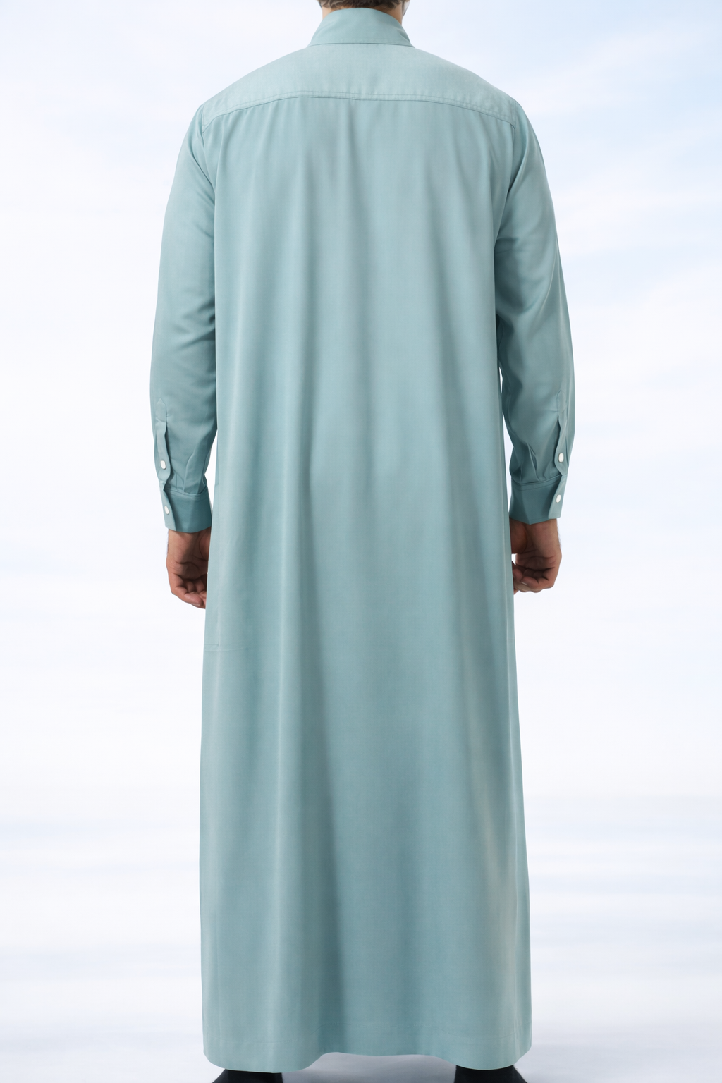 Lichtblauwe heren qamis uit de Musallah Troves-collectie