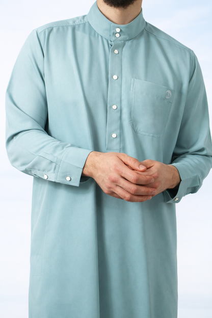 Lichtblauwe heren qamis uit de Musallah Troves-collectie