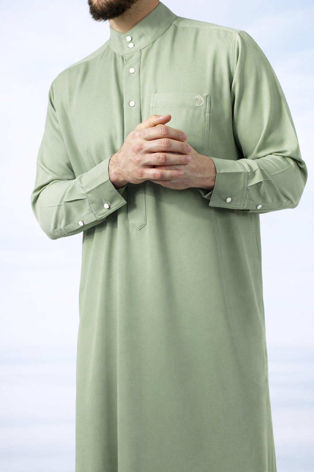 Lichtgroene heren qamis uit de Musallah Troves-collectie