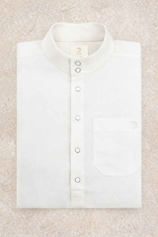 Witte heren qamis uit de Musallah Troves-collectie