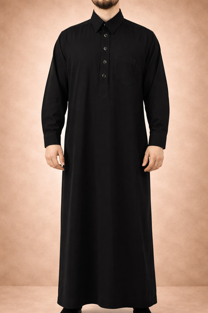 Zwarte heren qamis met overhemdkraag uit de Adab-collectie