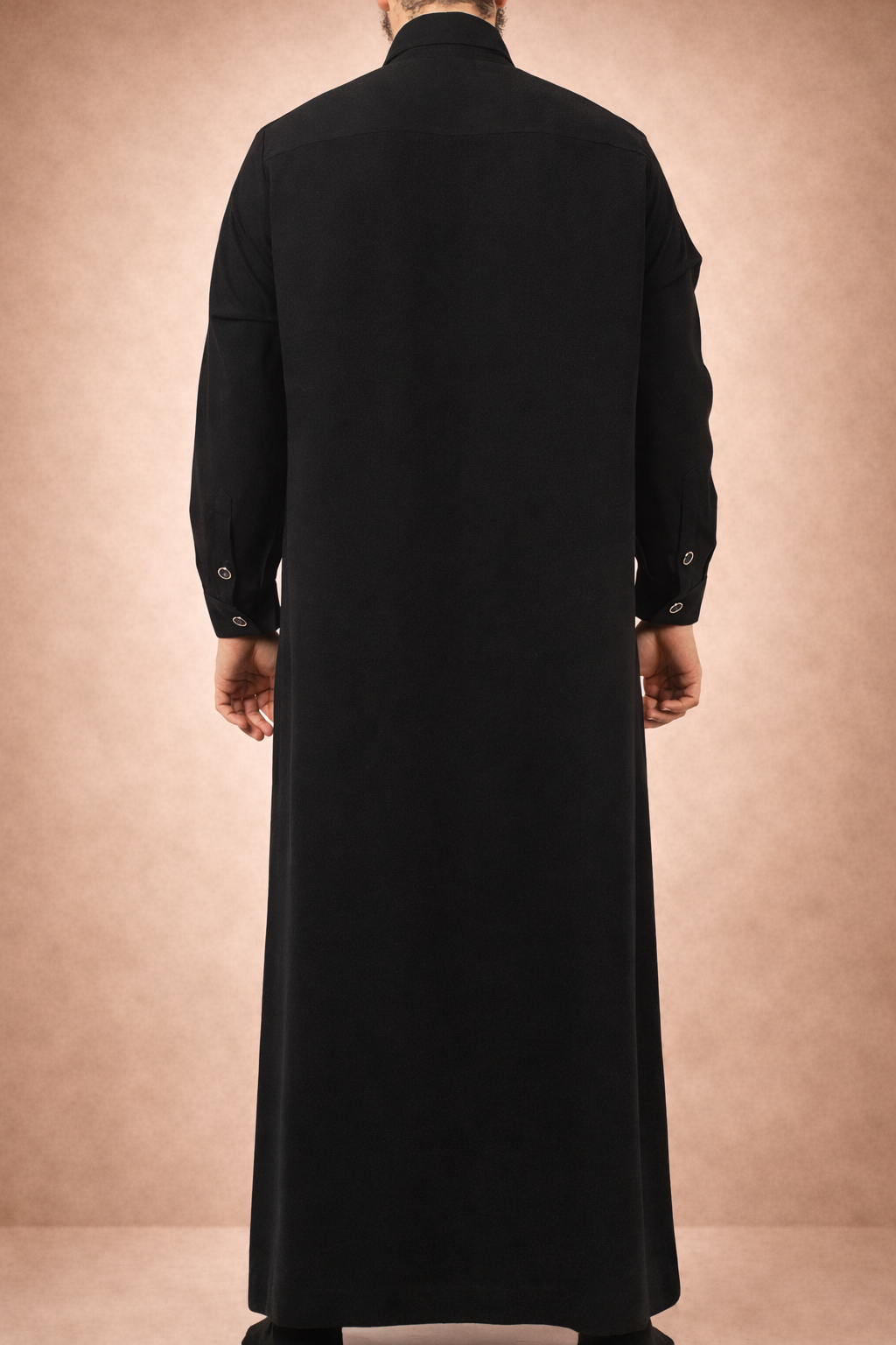 Zwarte heren qamis met overhemdkraag uit de Adab-collectie