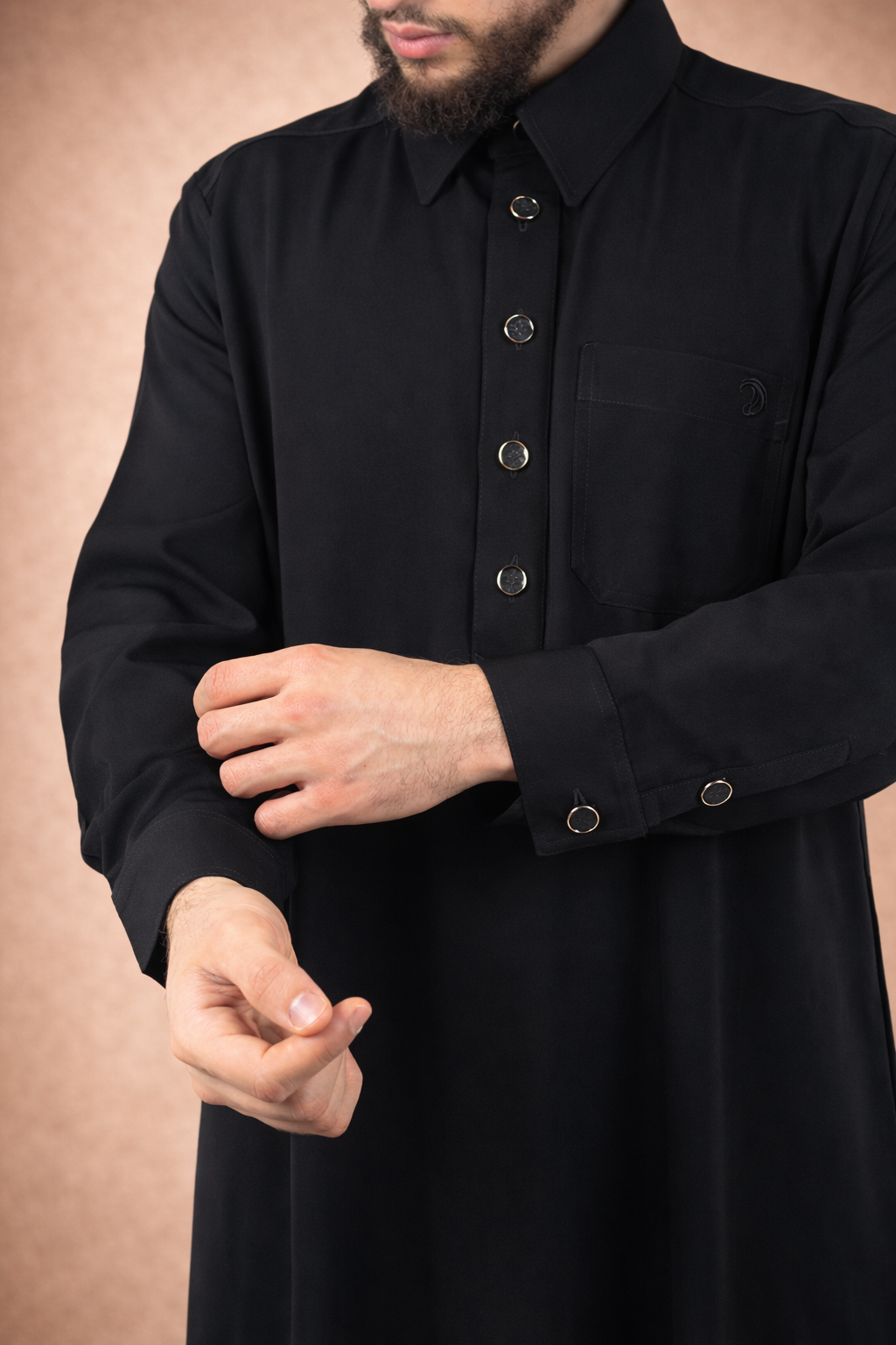 Zwarte heren qamis met overhemdkraag uit de Adab-collectie