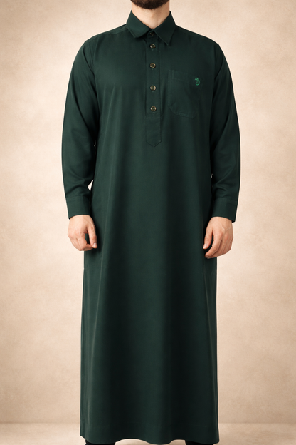 Donkergroene heren qamis met overhemdkraag uit de Adab-collectie
