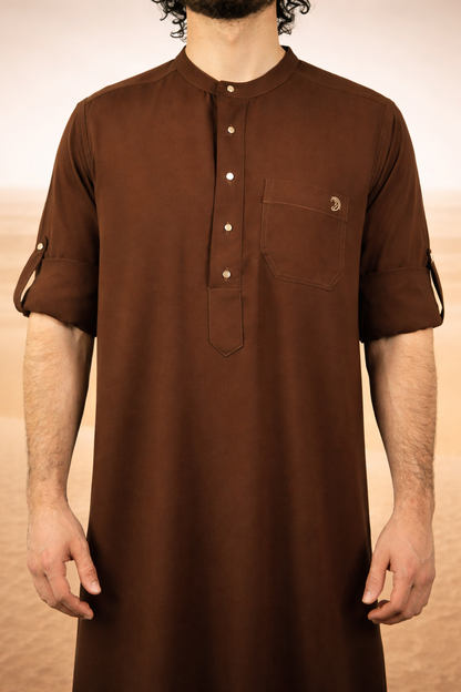 Bruine heren qamis met minimalistisch ontwerp uit de Lateef-collectie