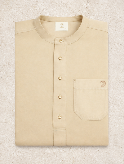 Beige heren qamis met minimalistisch ontwerp uit de Lateef-collectie