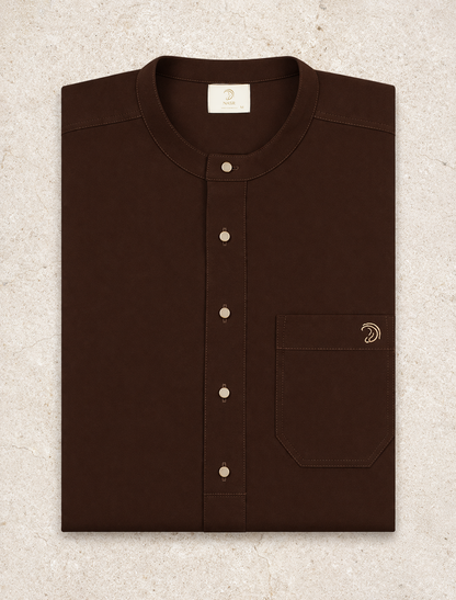 Bruine heren qamis met minimalistisch ontwerp uit de Lateef-collectie