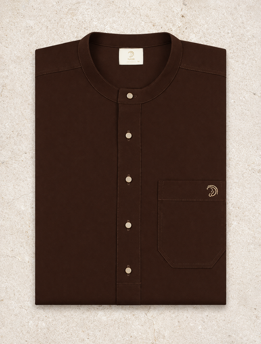 Bruine heren qamis met minimalistisch ontwerp uit de Lateef-collectie