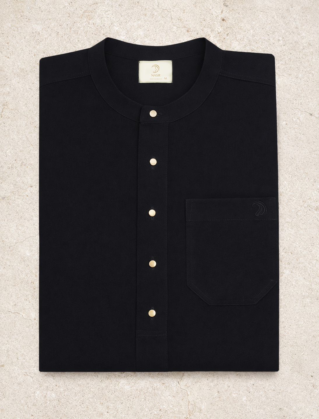 Zwarte heren qamis met minimalistisch ontwerp uit de Lateef-collectie