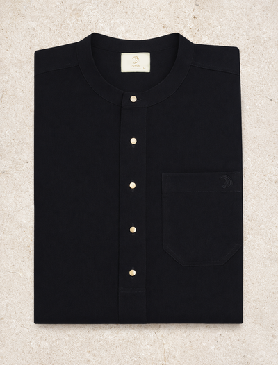 Zwarte heren qamis met minimalistisch ontwerp uit de Lateef-collectie