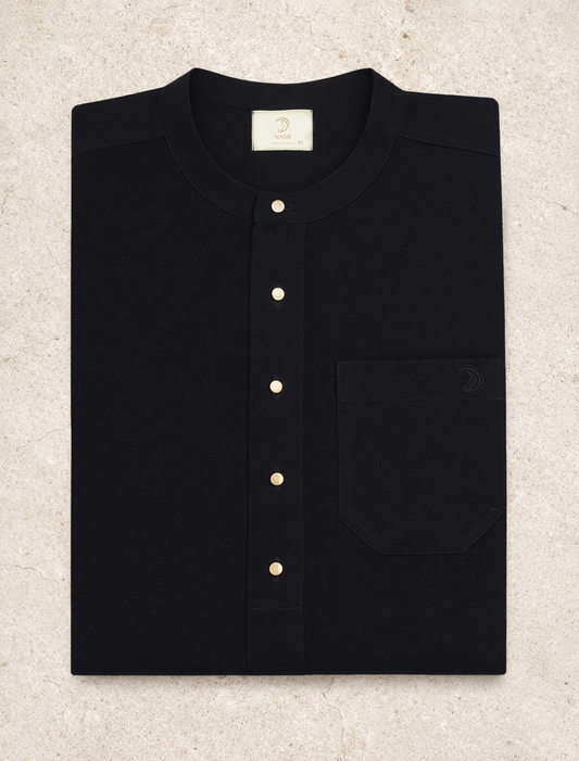 Zwarte heren qamis met minimalistisch ontwerp uit de Lateef-collectie