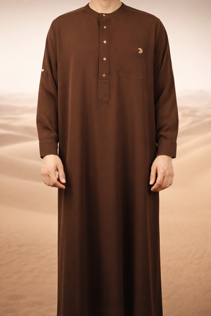Bruine heren qamis met minimalistisch ontwerp uit de Lateef-collectie
