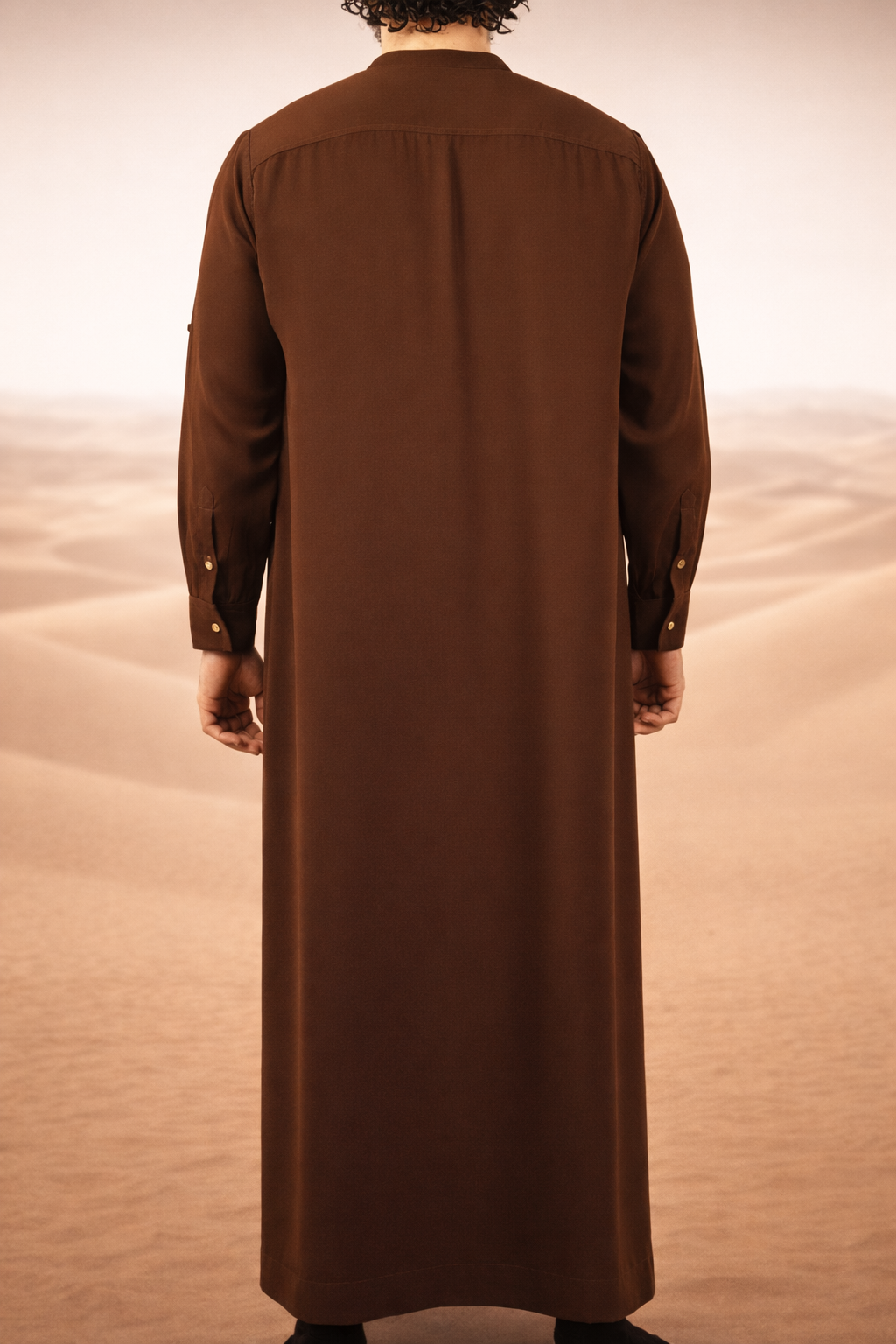 Bruine heren qamis met minimalistisch ontwerp uit de Lateef-collectie