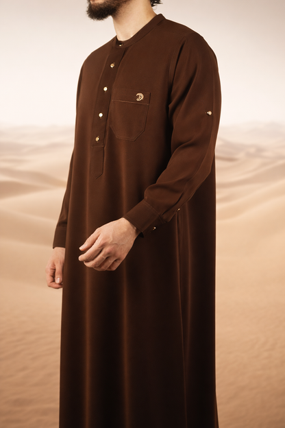 Bruine heren qamis met minimalistisch ontwerp uit de Lateef-collectie